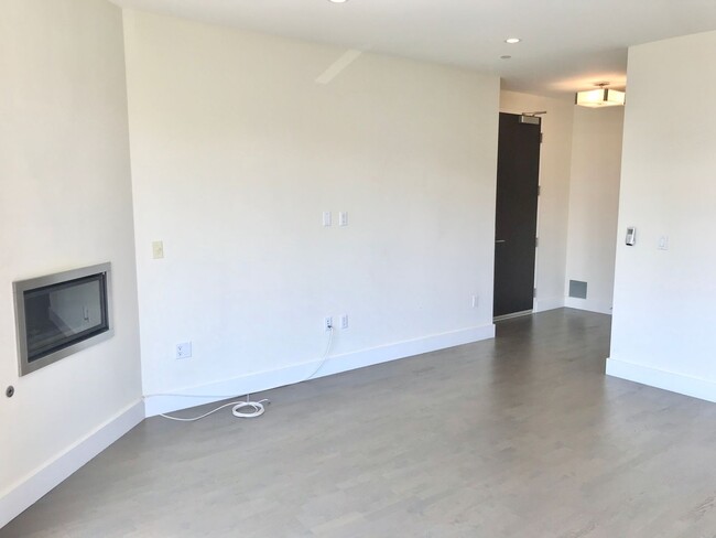 Building Photo - HIP 1BR/1BA Mission MODERN!  Laundry in Un...