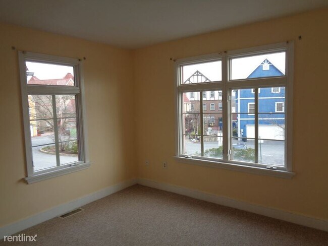 Building Photo - 2 br, 3 bath Townhome - 13 Market Plaza