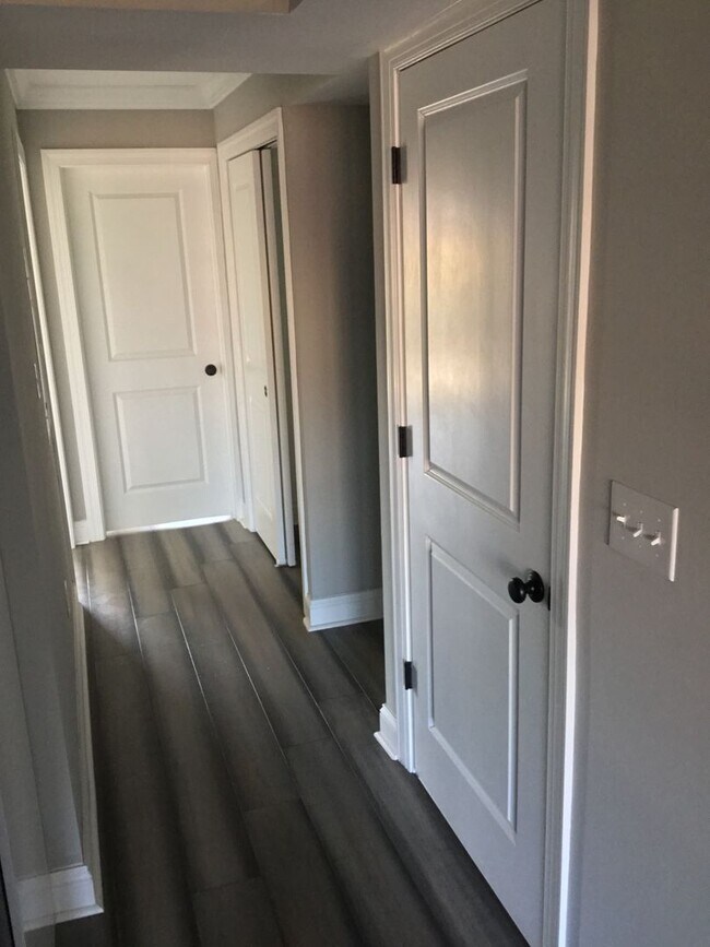 Building Photo - Spacious 2 Bed & 2 Bath Now Available in E...