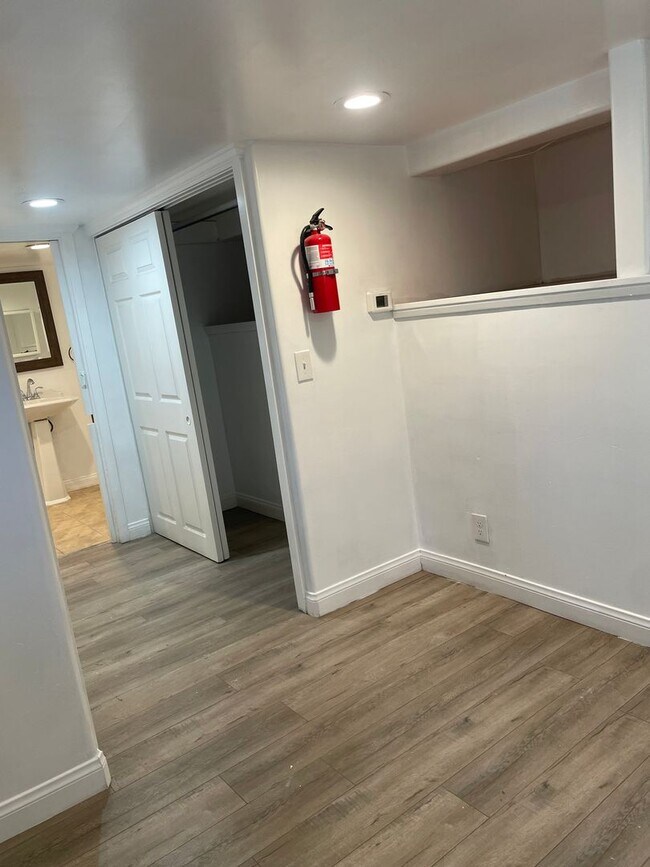 Building Photo - Minutes from Lake Arrowhead!