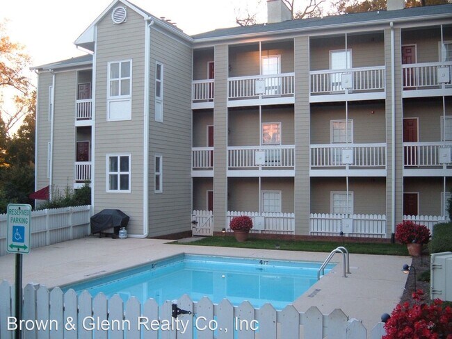 Building Photo - 301 Queens Rd