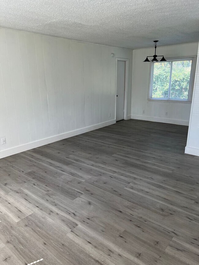 Building Photo - Spacious home - Great location!