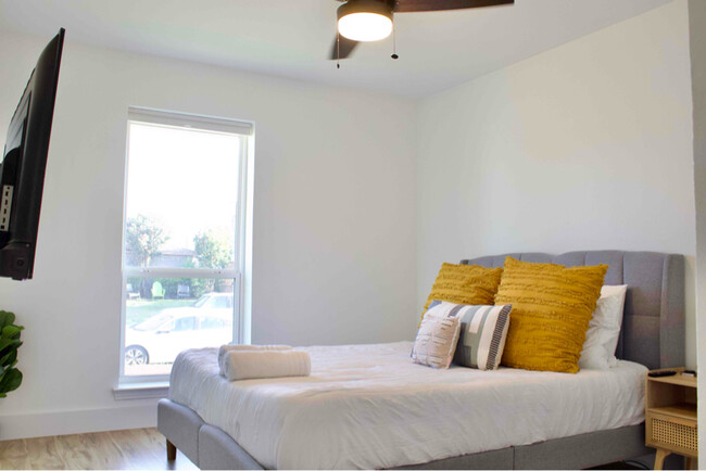 Building Photo - 15837 El Estado Dr