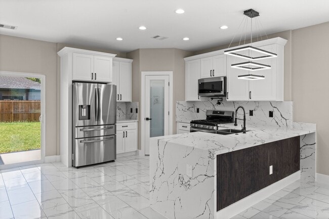 Building Photo - 7927 Colonial Ln