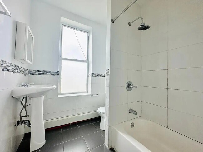 Building Photo - Furnished room/NOT APARTMENT