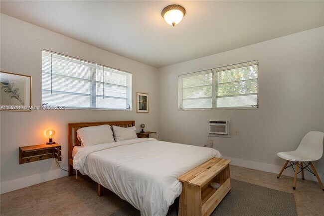 Building Photo - 320 NE 55th Terrace