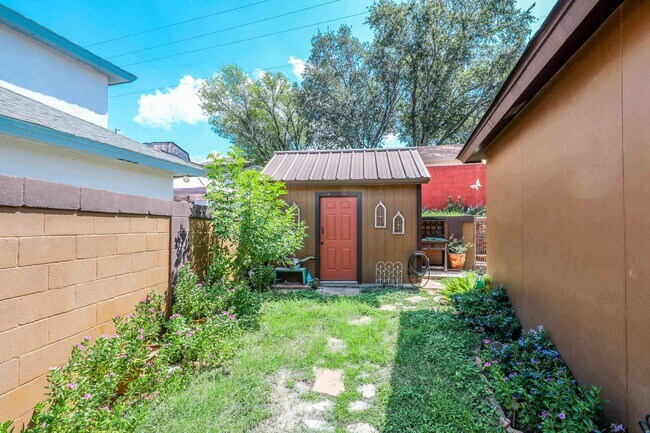 Building Photo - 1237 Whisper Hill Dr