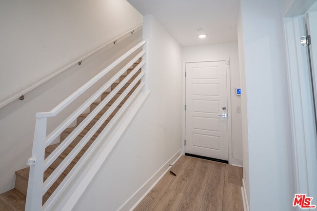 Building Photo - 5257 Bainbridge Pl