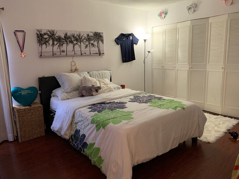 Building Photo - 12035 NE 2nd Ave