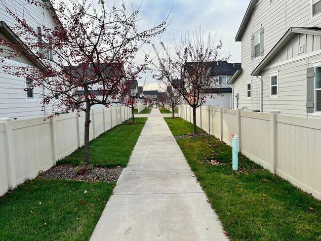 Building Photo - Townhomes at Jericho