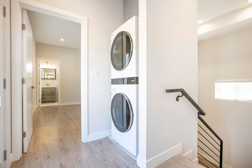 Building Photo - 9156 Morehart Ave