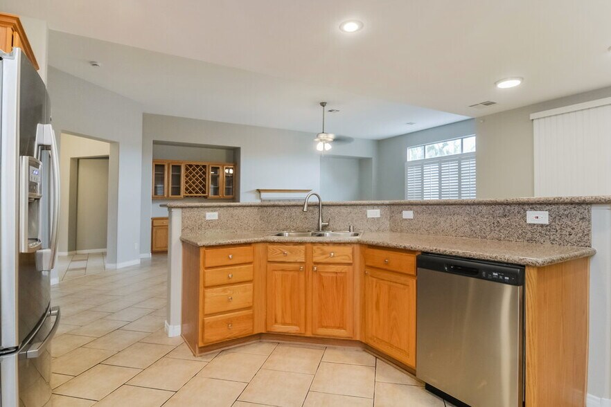 Building Photo - 868 Bussora Rose Dr
