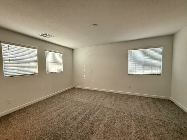 Building Photo - 3 BED 2.5 BATH 2 CAR GARAGE TOWNHOUSE IN CADENCE HENDERSON WITH LOFT