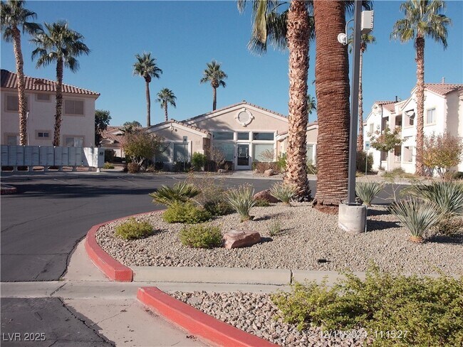 Building Photo - 855 N Stephanie St