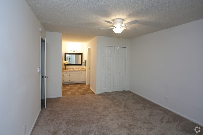 Interior Photo - The Lamplighter