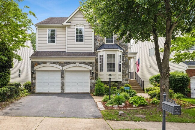 Building Photo - Stunning single-family home filled with th...