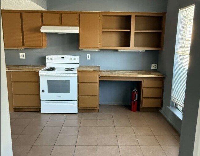 Building Photo - 7700 Creekbend Dr