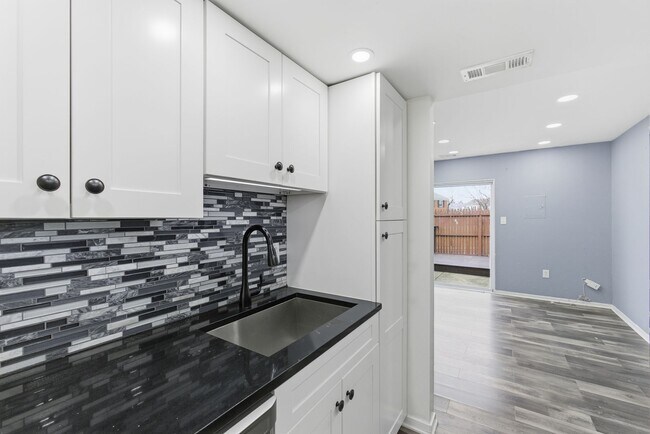 Building Photo - Lovely 3 BR/1.5 BA Townhome in Glen Burnie!