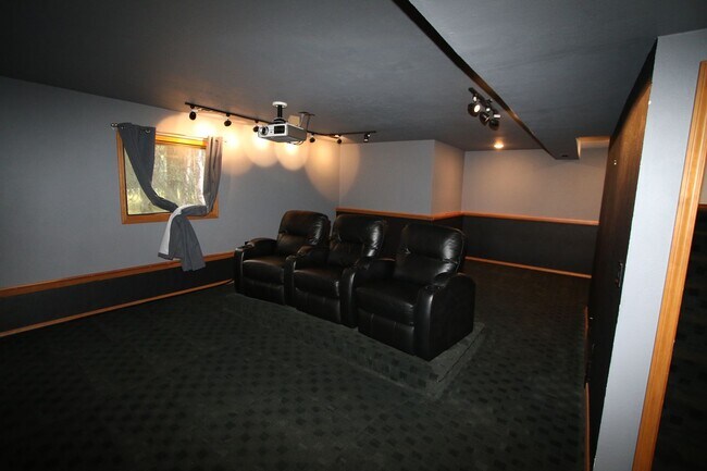 Building Photo - 4 Bedroom Eagle River Home!