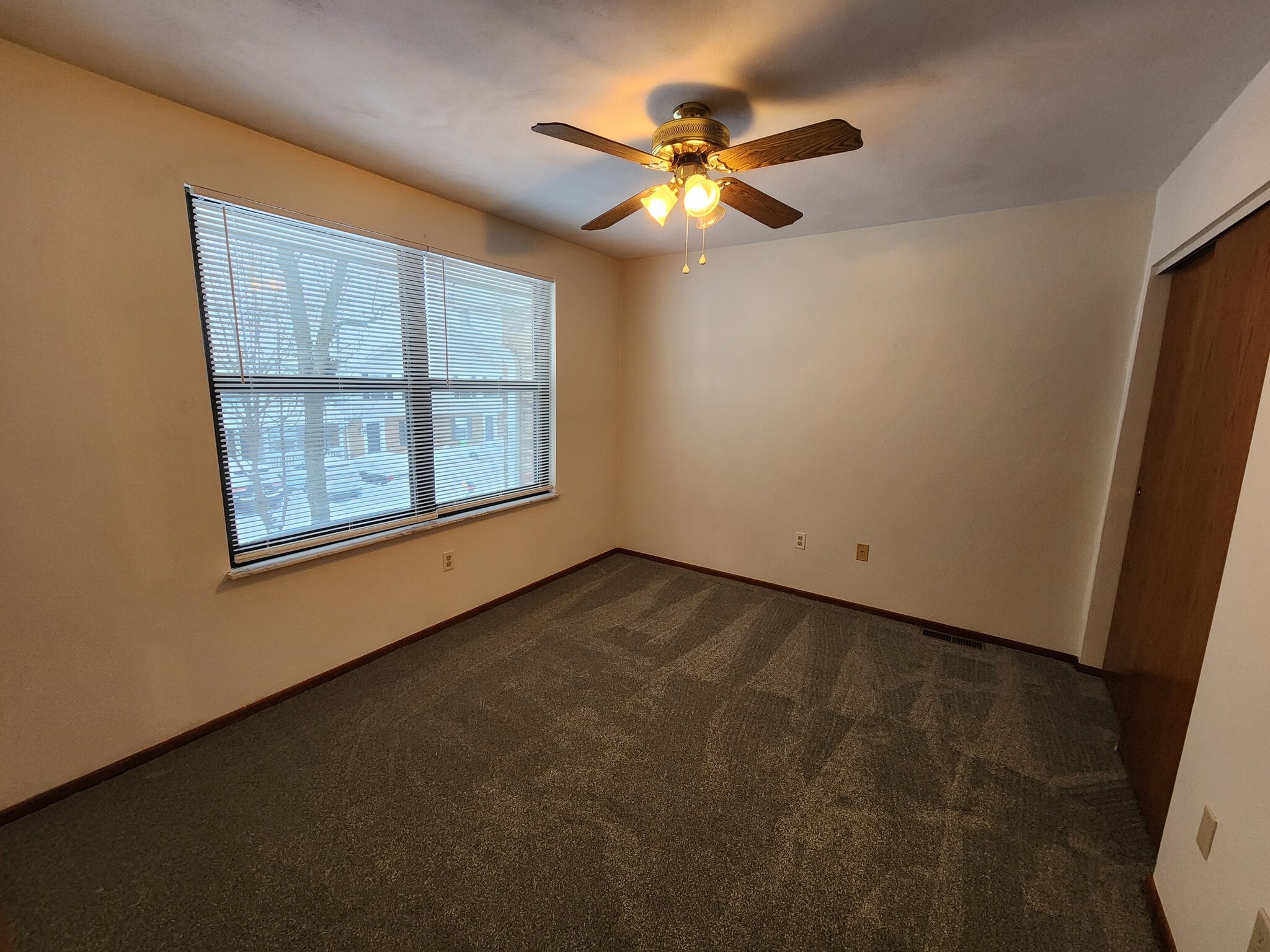 Building Photo - 3854 S Chalet Cir