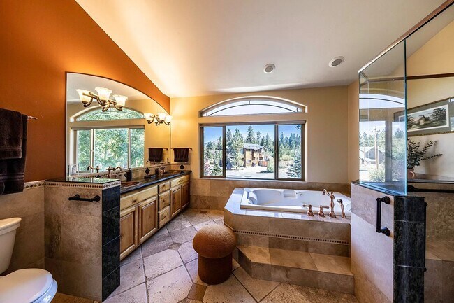 Building Photo - Large Mountain Luxury Home