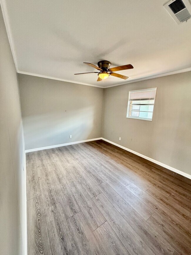 Building Photo - 5324 Pinetree Ave