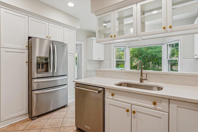 Building Photo - Magnificent 5 Bedroom, 4.5 Bathroom Bethes...