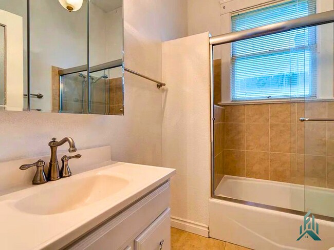 Building Photo - Room for Rent in Home in the Heart of Corvallis