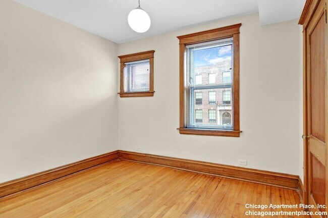Building Photo - 3600 N Hermitage Ave