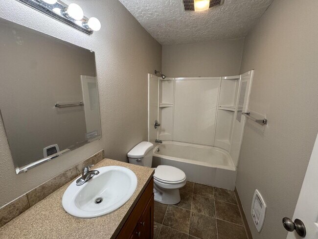 Building Photo - 2 Bedroom Ground Level Unit - Oregon City