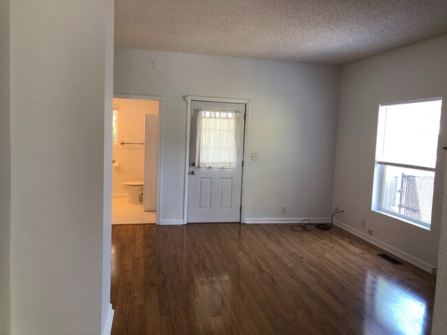 Building Photo - Spacious 4 bedroom 2 bathroom plus office ...