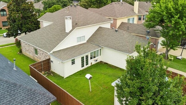 Building Photo - 2036 Camelot Dr