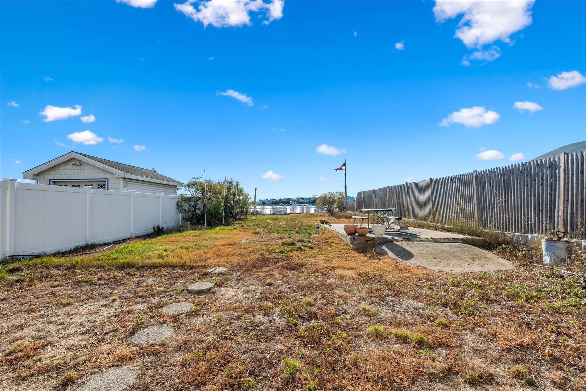 Building Photo - 2 Pirates Cv