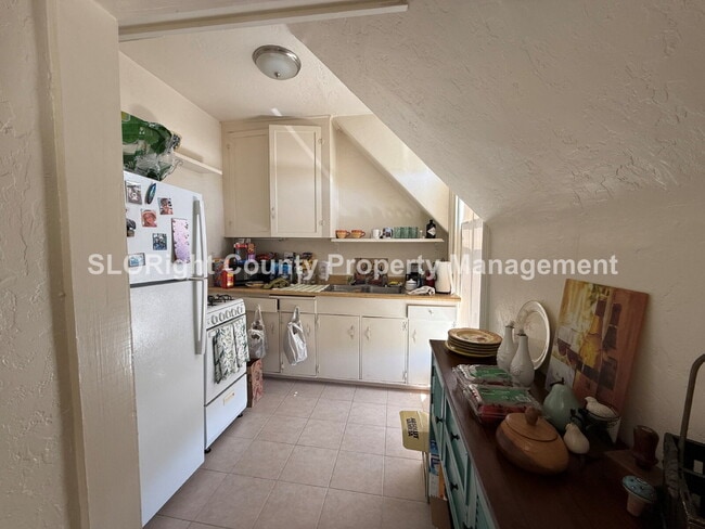 Building Photo - AVAILABLE OCTOBER - 1 Bed, 1 Bath Charming...