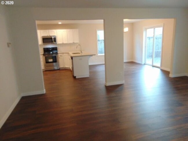 Building Photo - Beautiful 4 Bedroom Home with 2.5 Baths lo...
