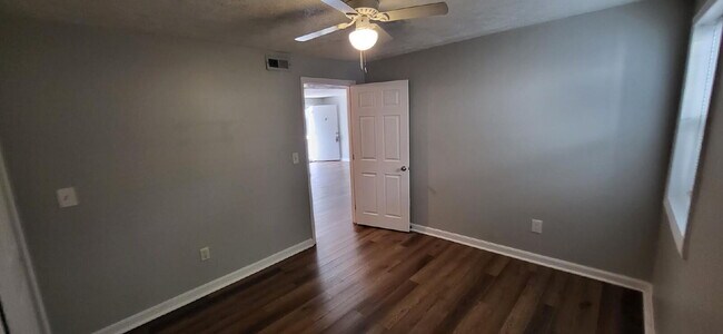 Building Photo - 2 Bed Single Level Apartment