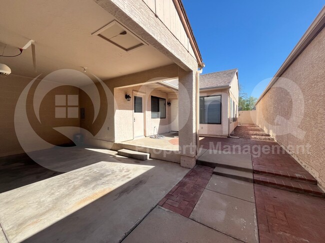 Building Photo - 2505 N Palo Santo Dr