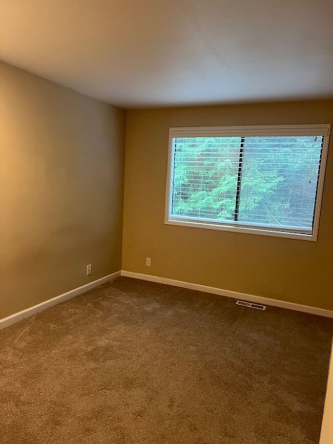 Building Photo - Highly desirable Sammamish 3 bedroom, 3 bath 1970asf.