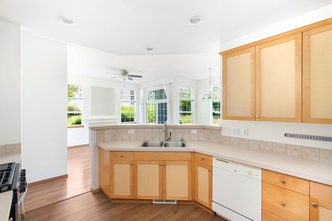 Building Photo - Ground Level Upgraded 2 Bedroom in Sterling Square!