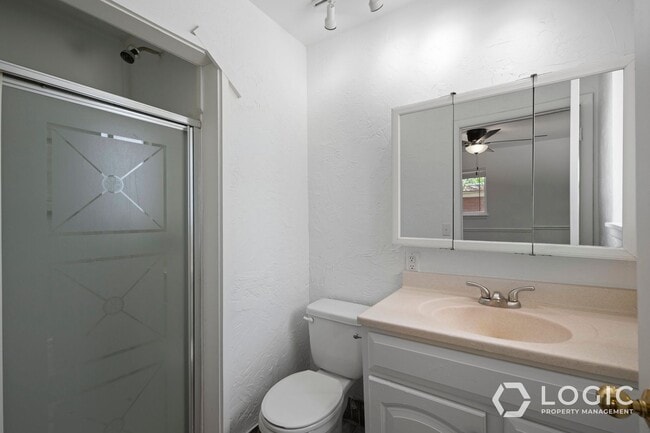 Building Photo - Beautiful Spacious Home in Great Sandy Loc...