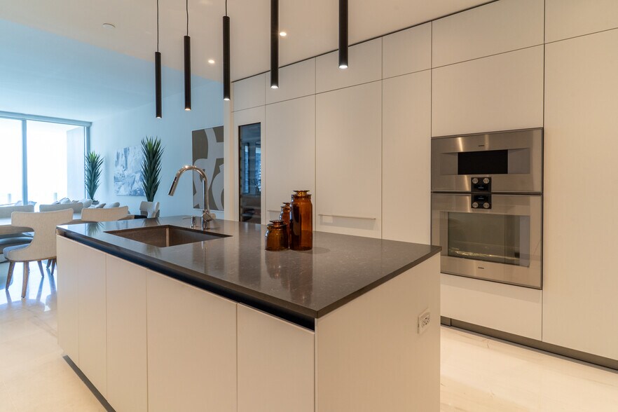 Building Photo - 300 Biscayne Boulevard Way