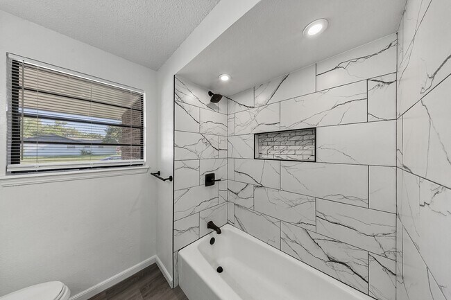 Building Photo - 3232 Parker Dr