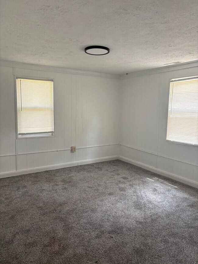 Building Photo - 3 Bedroom/1 bath House includes wi-fi, lawncare and security alarm