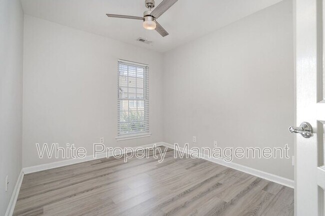 Building Photo - 822 Granby Dr