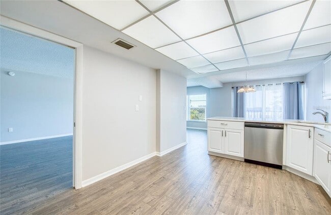 Building Photo - 225 Country Club Dr