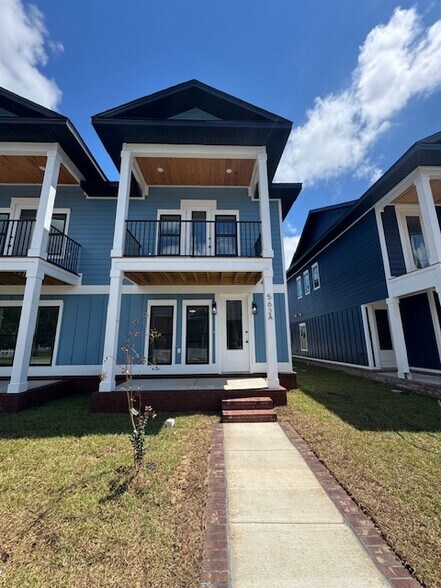 Primary Photo - 562 N De Villiers St