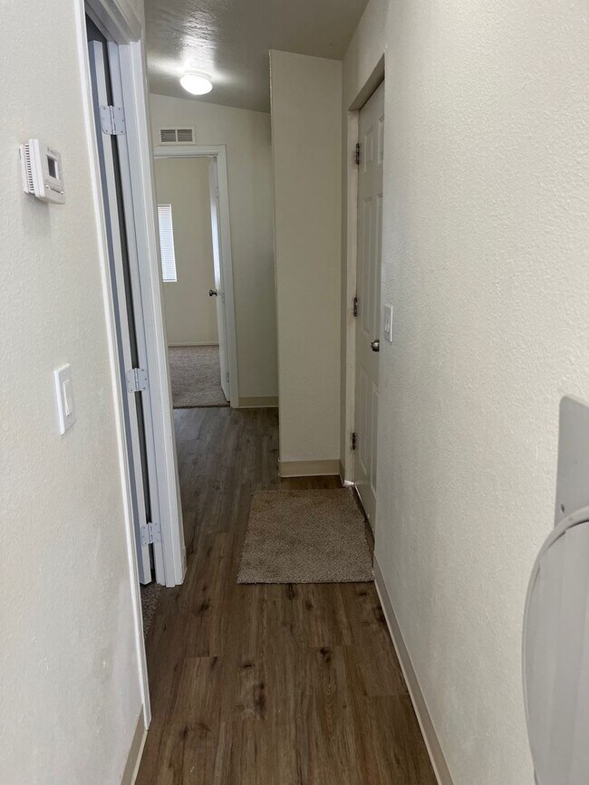 Building Photo - ***2 BEDROOM/1 BATH - CORNER LOT - CORDES LAKES***