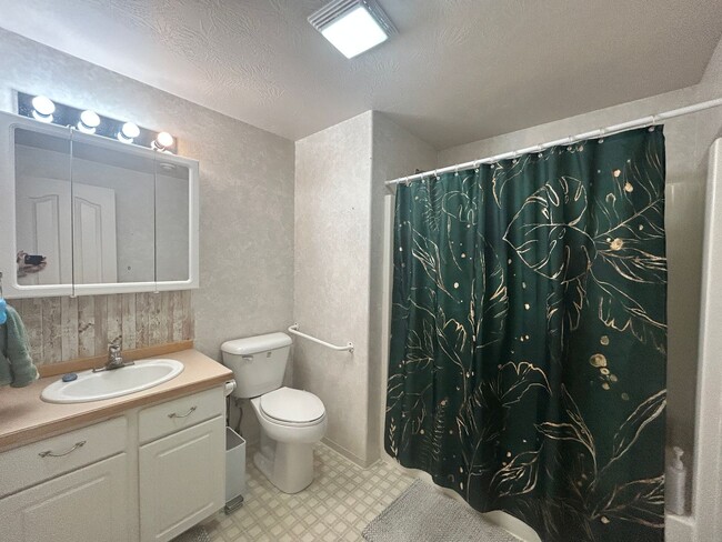 Building Photo - 3 bed 2 bath home in a great neighborhood