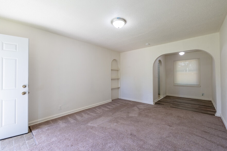 Building Photo - 634 S Hydraulic St