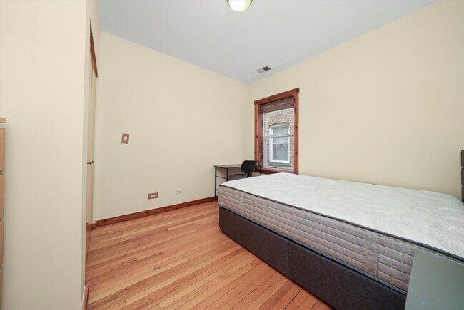 Building Photo - 1338.5 W Estes Ave